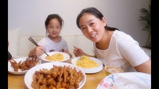 一顿卤三斤虎皮鸡爪，又麻又辣又脱骨，配着手抓蟹黄拌面吃过瘾了。