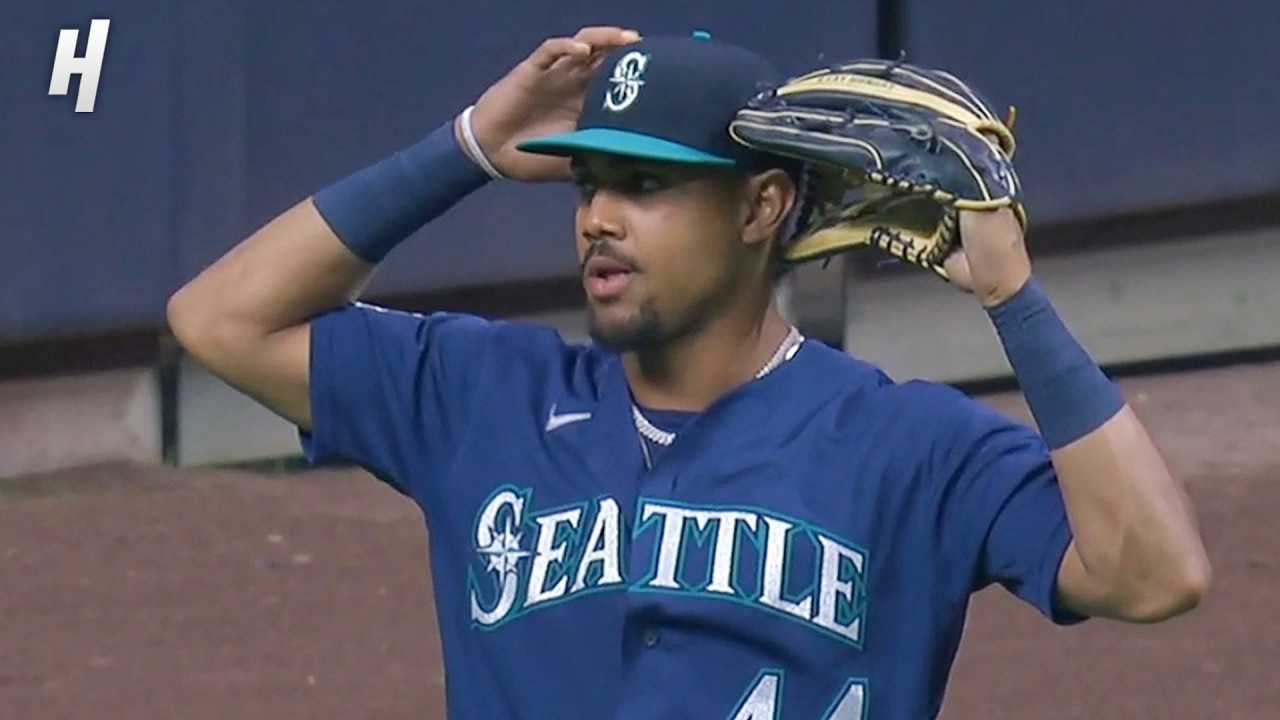 Julio Rodríguez LOSES TRACK OF THE OUTS!