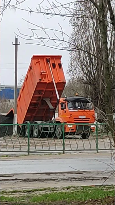 Камаз самосвал, разгрузка асфальта.