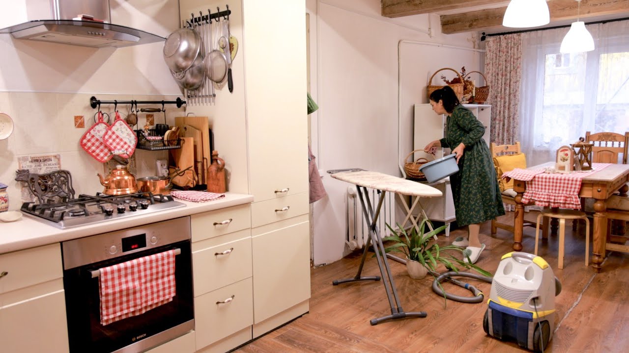 Рождественская рутина. Упавшая елка. Уютная рождественская атмосфера. Упаковка подарков и кулинария