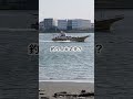 釣り人の横を一隻の釣船が💦