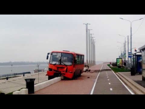 Неуправляемый автобус чуть не упал в реку: Момент Дтп в Нижнем Новгороде