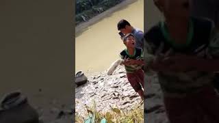 Fish Slapping a human #funny #comedy