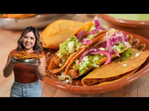 Tacos de papa con chorizo with salsa verde con aguacate, from the video