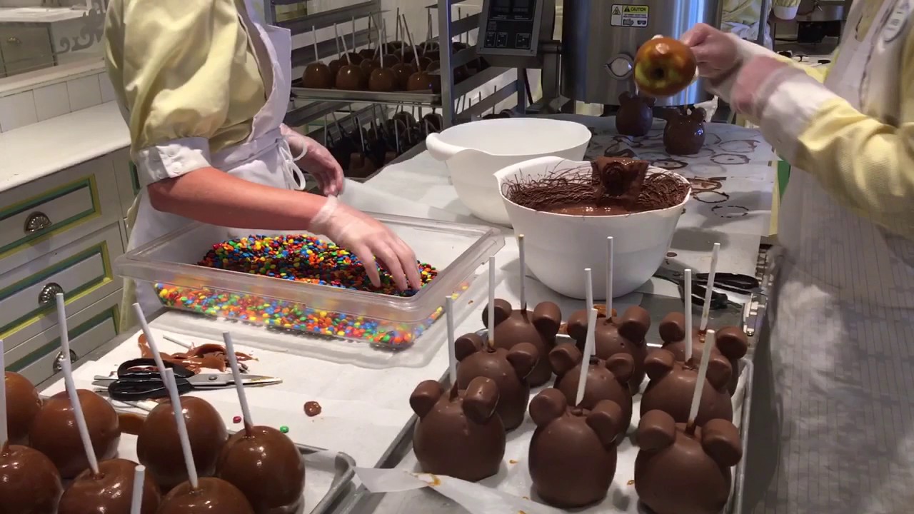 Making of Minnie Mouse Caramel Apples at Magic Kingdom WDW Orlando FL 5