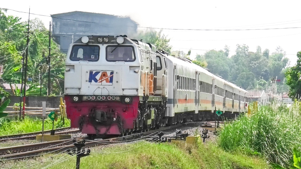 KERETA LOKAL RASA KERETA JARAK JAUH‼️MOMEN KA PENATARAN DITARIK LOKOMOTIF CC 206