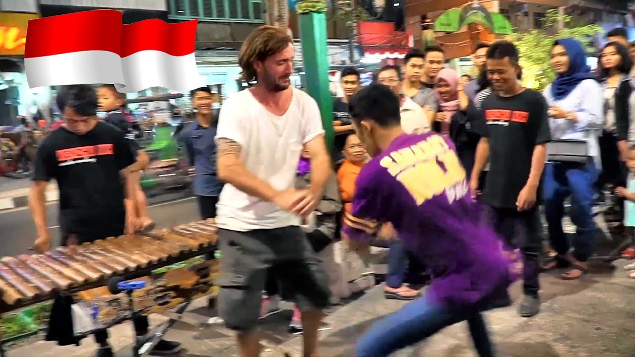 BENDERA Cokelat - Ada Bule Ikut Goyang Temon Holic Lucu 