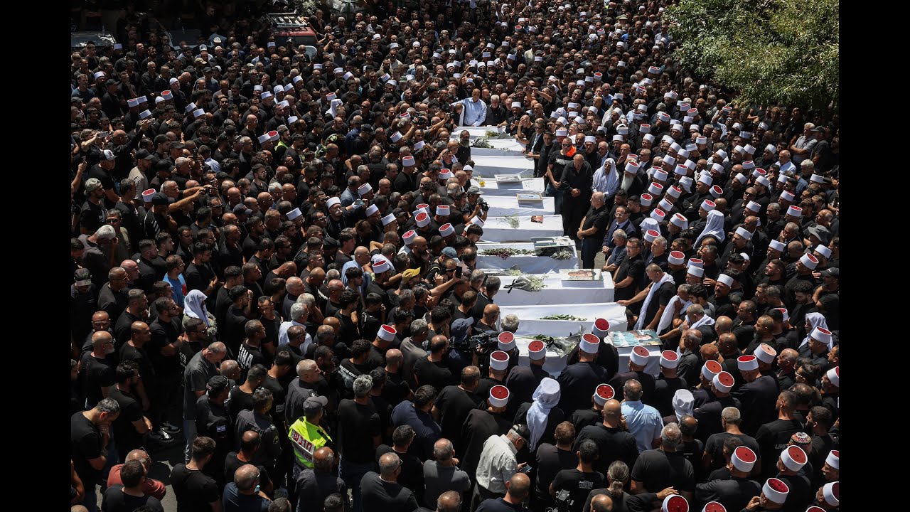 הלווית 11 הנרצחים במג'דל שמס | ''הדם שלנו רותח, אנחנו רוצים נקמה''