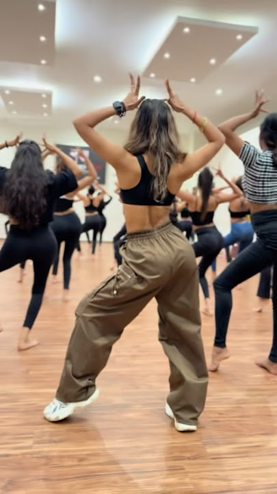 මාත් එක්ක මෙච්චර ගෑණු ලමයි ටිකක් 😍 #dance #shorts #ama