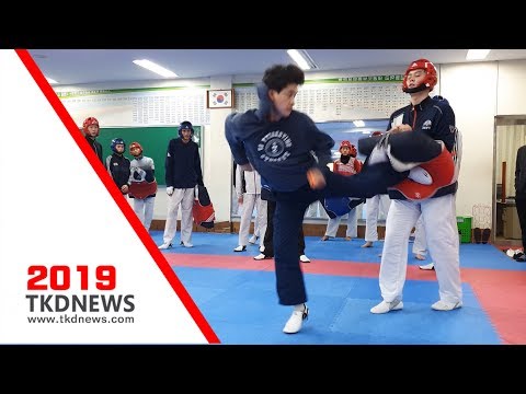 현역 뺨치는 흔한 <strong>코치님의</strong> 뒷차기 임팩트.....(복귀각)