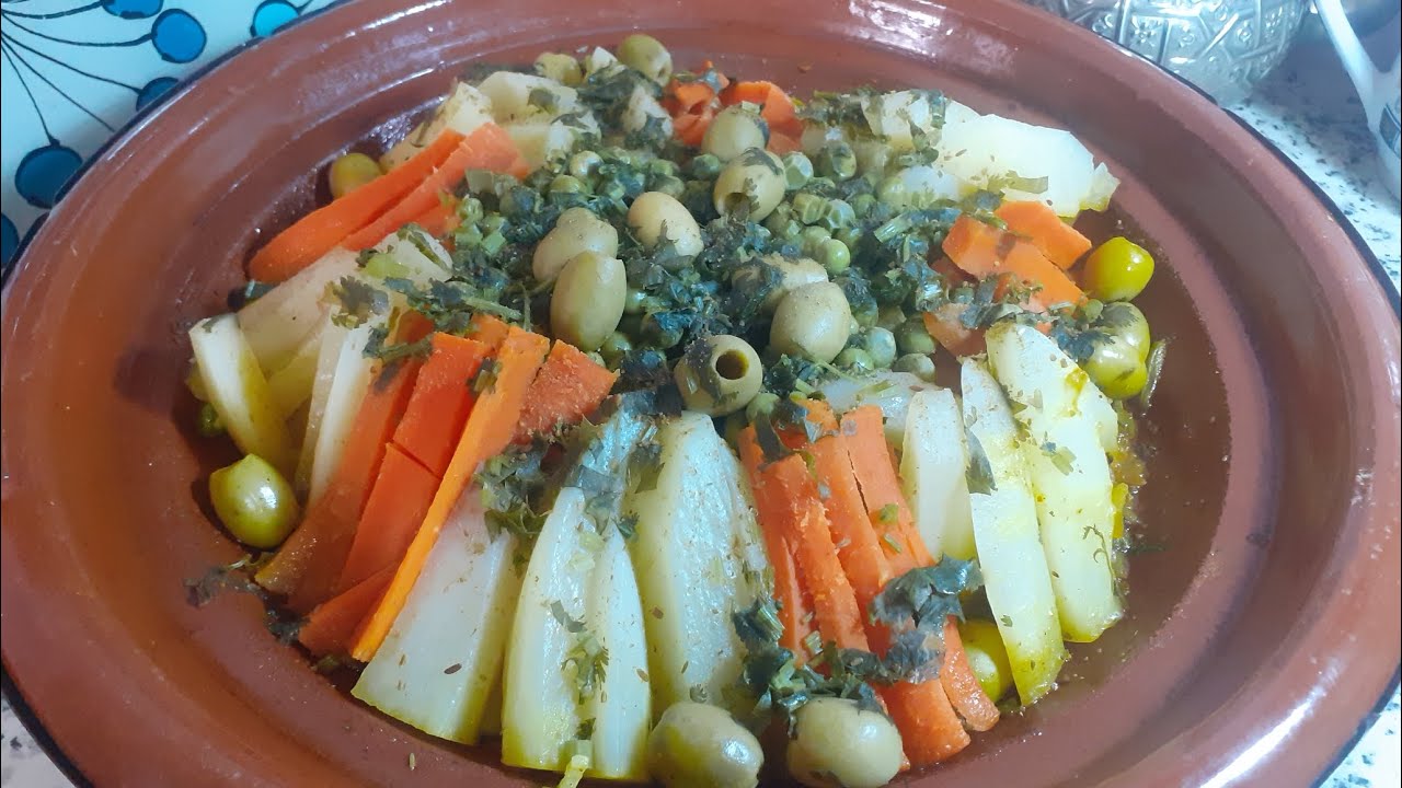طاجين  مغربي  باللحم الدجاج و الخضار  بنين و سهلة التحضير