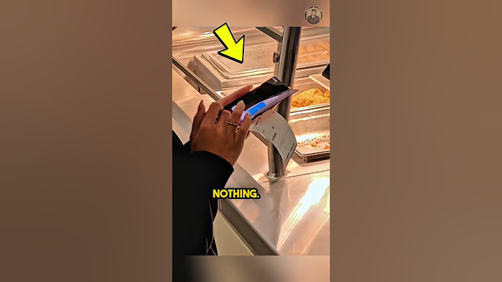 She Pays the Bill Just by Sliding Her Phone—You Won’t Believe What Phone This Is 😎