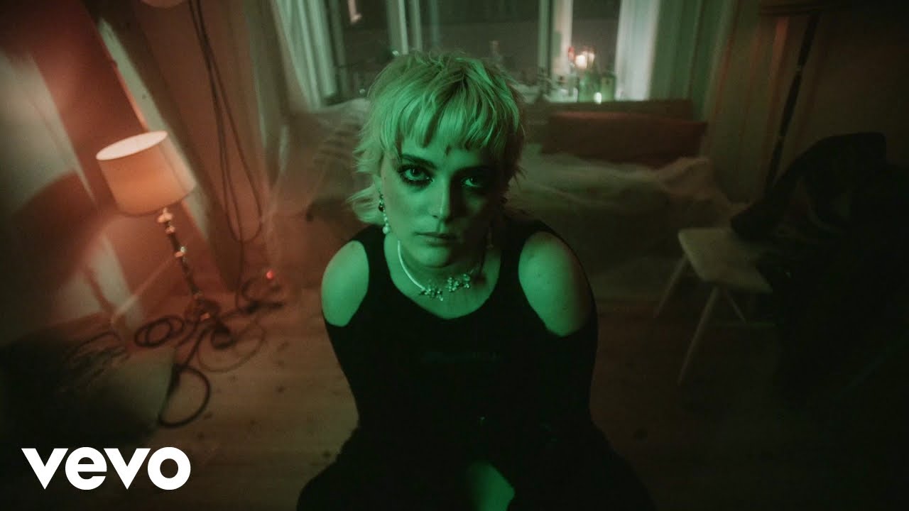 Agnes Hartwich - Black Shiny Car (Lyric Video)