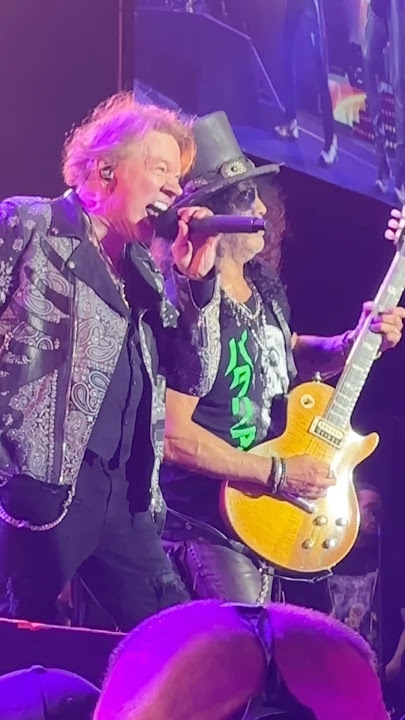 Slash Shreds, Axl Roars—This Is GNR at Its Finest 🎤🎸
