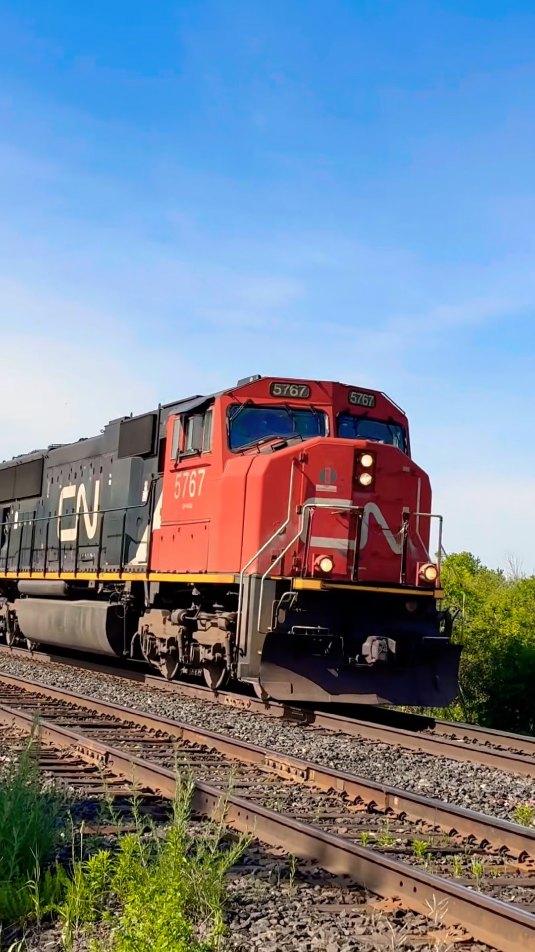 CN 5767 + CN 5612 lead CN Z148 east - YouTube