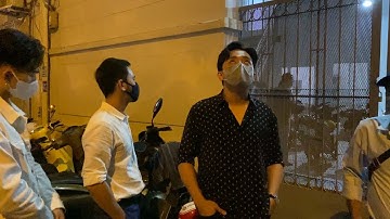 Trấn Thành, Hari Won khóc nức nở ở trung tâm pháp y khi vừa thấy xe đưa Chí Tài vào trong