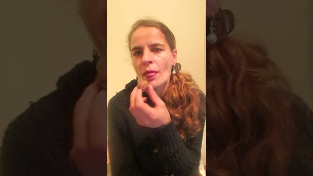 Eating my favorite bonbons with crispy sounds - I speak Portuguese