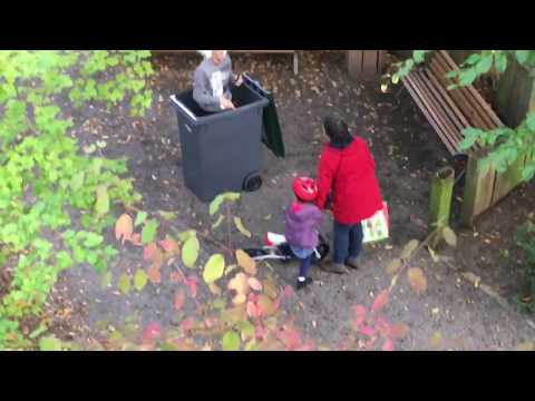 prank-!!!-on-fait-peur-aux-gens-caché-dans-des-poubelles