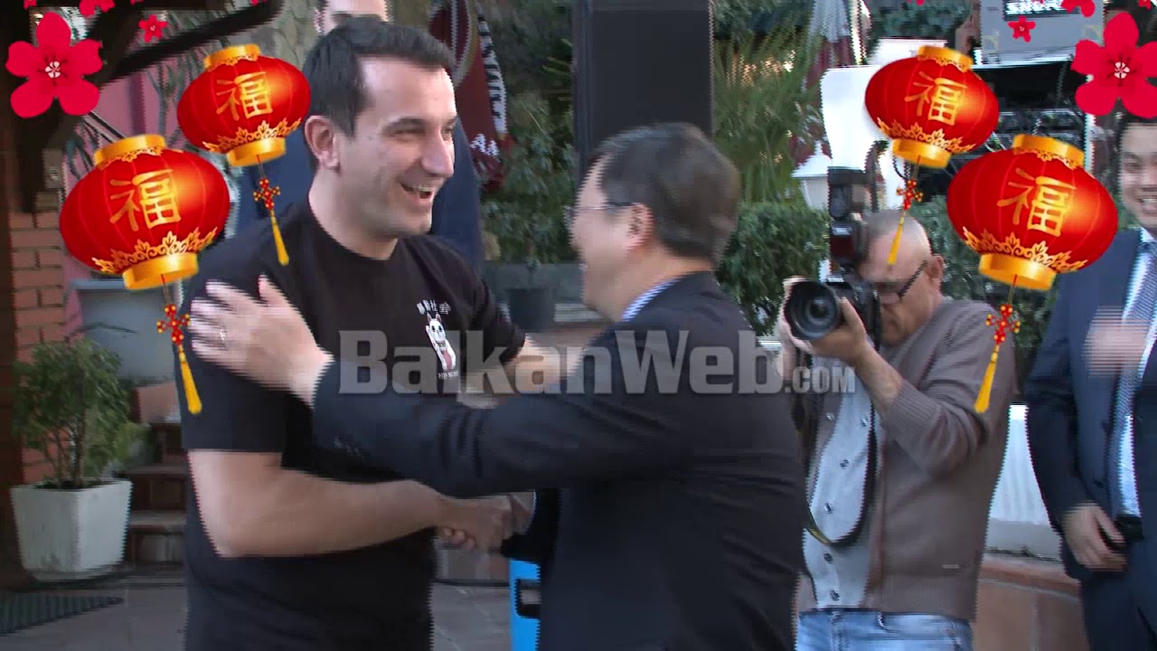 Rubrika gazmore/Çfarë bën Rama teksa pret Albin Kurtin. Pse qeshin ministrat gjatë seancës