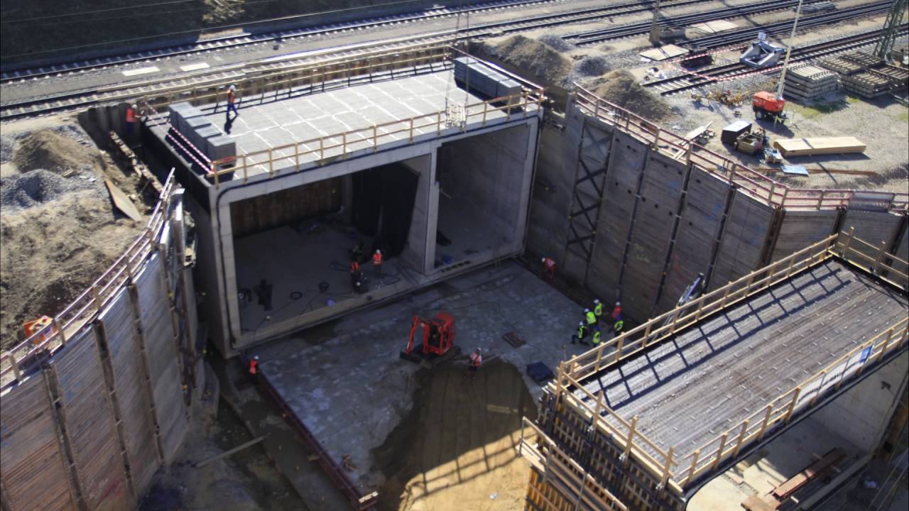 Einschieben eines 1500 Tonnen schweren Bauteiles