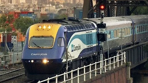 Countrylink XPT Passenger Train In Melbourne (1/1/2010) - PoathTV Australian Railways