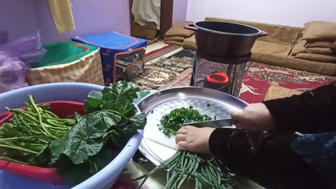 امي قالت في المربعانية اقعد في بيتك وكل من خبزك وزيتك، وكثر من خشباتك وفحماتك 🥶