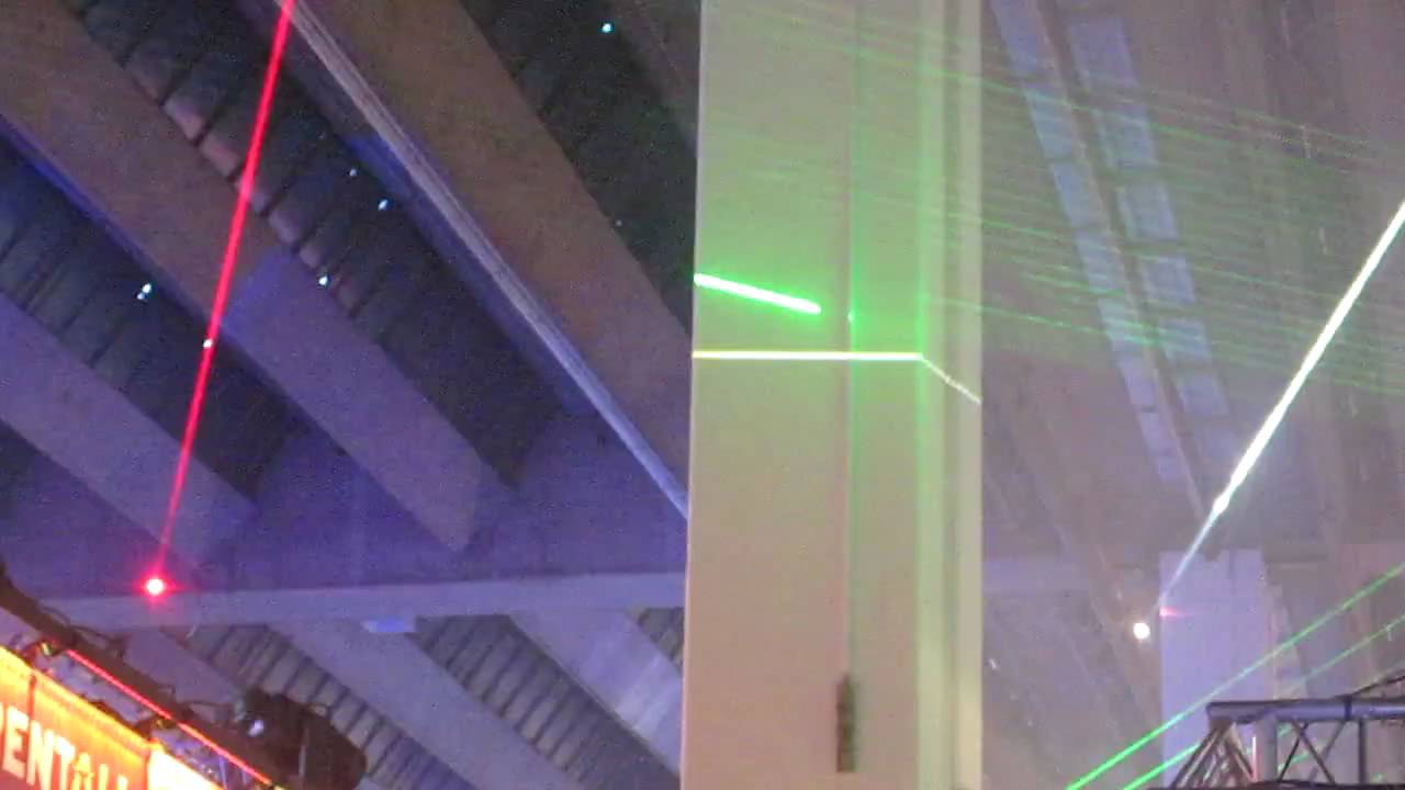 ArctosLaserJapan 赤と白のレーザーを照射しています