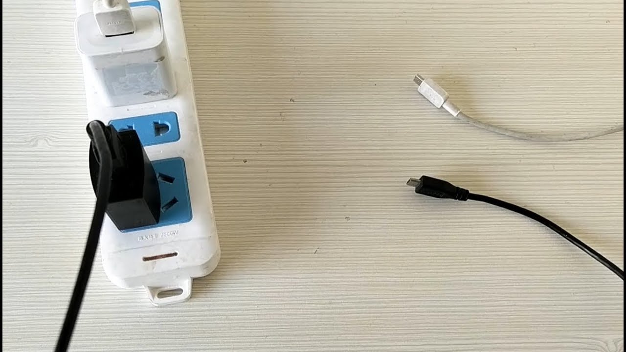 手机充电器可以一直插在插座上吗？好多人都做错了，早知早受益 - YouTube
