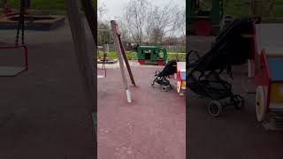 Фото Ребёнок с аутизмом не убегает с детской площадки
