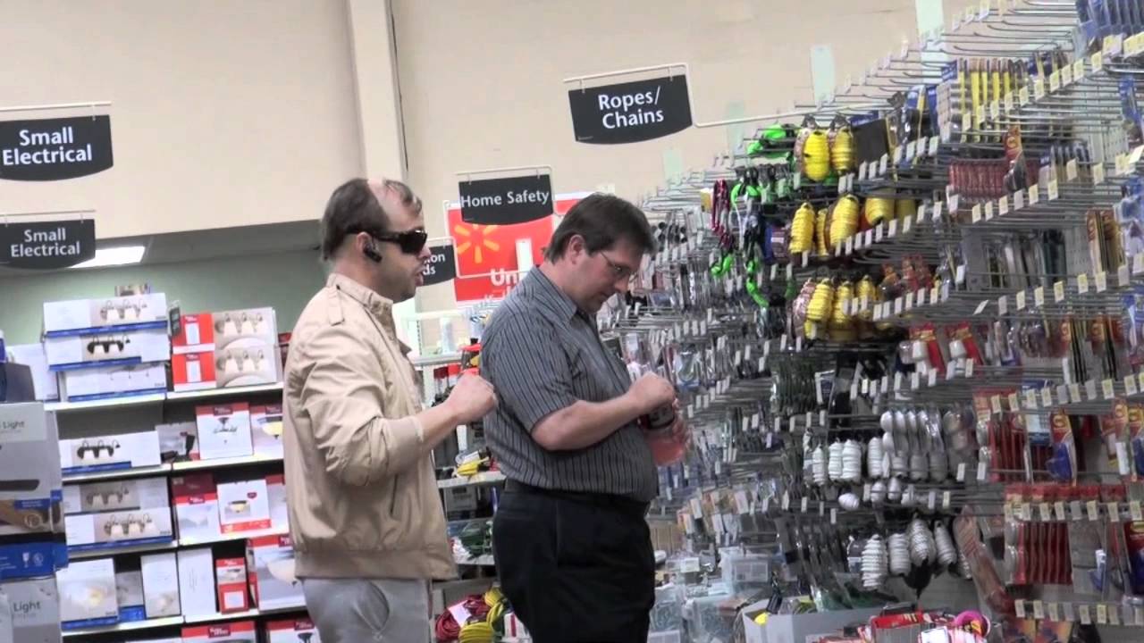 Человек с синим зубом снова наносит удар