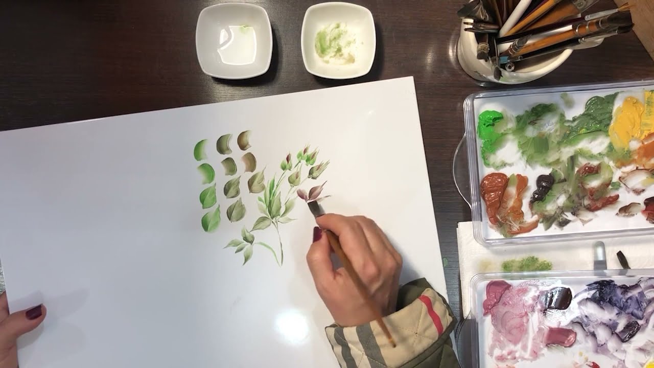 Pinceladas na porcelana, a repetição leva a bons resultados