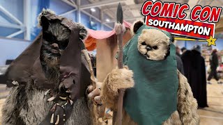 Southampton Comic Con 2025! Star Wars Zone, Batmobile & Celebrity Guests!
We visited the Creed Conventions Comic Con in Eastleigh, Held on the 27th it features celebrities and fun activities for kids, Traders selling all sorts of home made art and crafts and also loads of cool photo opportunities and cosplay characters roaming. We LOVE these smaller events, Cheap entry and loads to see and do.
Definitely well worth a visit, Check the website for closest event - https://www.creedconventions.com
Special mention to the Joker Squad UK and The Portsmouth Ghost Busters.
Likes on this video are massively appreciated, Please subscribe and if youd like us to come and vlog my email is below, We love to cover attractions all over Hampshire.
Business Inquiries: Publicenermy@msn.com
P.O. Box
David Stratton
35 Erasmus Park
Easton Lane
Winchester
So23 7xa
My Gear (Filmed and Edited By Me)
DJI Pocket 3
DJI Action 4
DJI Mic 2
DJI NEO
DJI FLIP
Gopro hero 11
Sony ZV-1
#comiccon #starwars #marvel #nerd #geek #eastleigh #southampton #southamptoncomiccon #toys #games #retro #attraction #cosplay
Facebook Page - LIKE
https://www.facebook.com/Slothyvlogs/
Instagram - Follow
https://www.instagram.com/?hl=en Southampton Comic Con 2025! Star Wars Zone, Batmobile & Celebrity Guests!