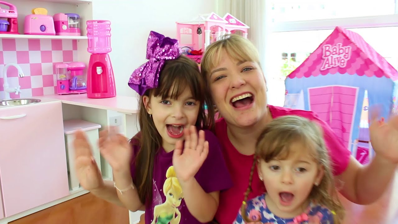 BRINCANDO DE ESCONDE ESCONDE NA COZINHA DE BRINQUEDO !  - Jéssica Godar e Laurinha e Helena