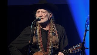 ✅  Willie Nelson cancels tour due to ‘breathing problem’