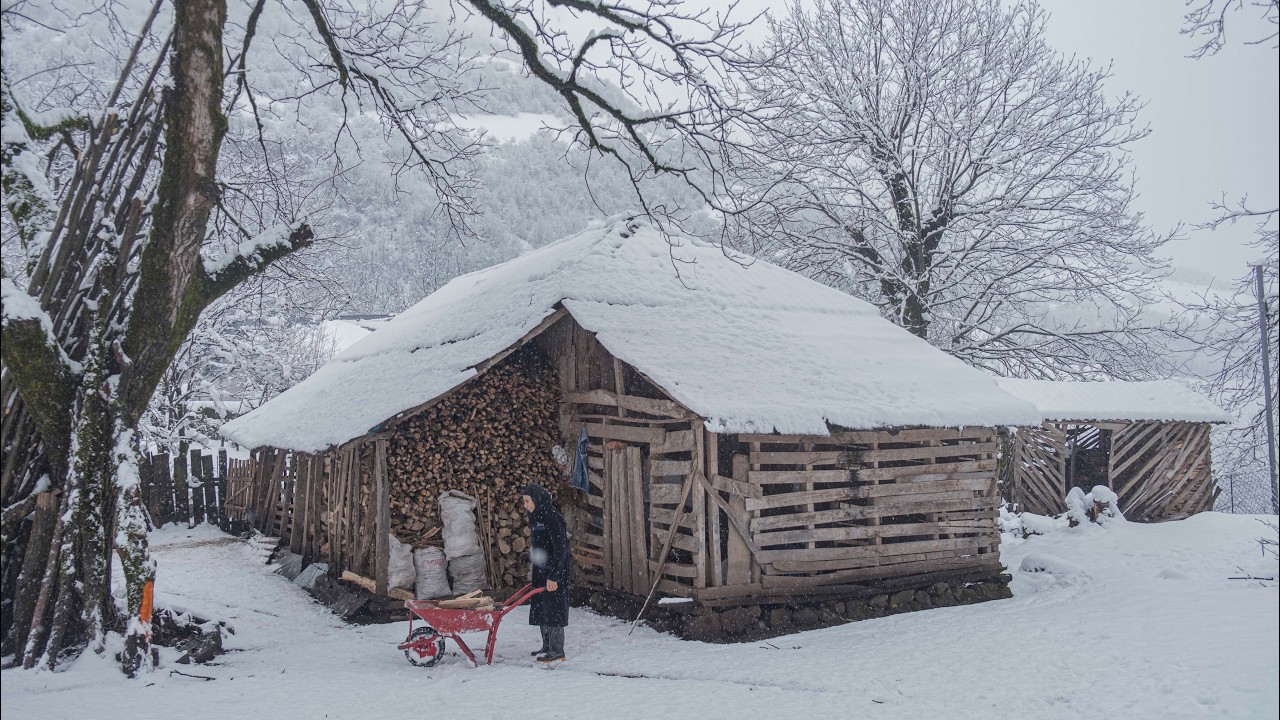 Одинокая старость под толстым слоем снега: жизнь пожилой женщины вдали от цивилизации.