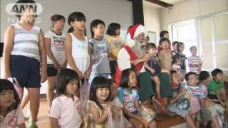 【震災】季節外れのサンタクロースが避難所に！（11/07/26）