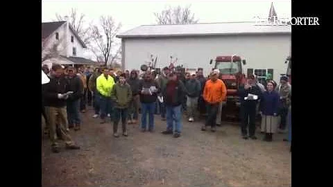 Sandy Alderfer welcomes buyers to a farm auction i...