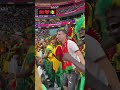مغربي يشجع منتخب السنغال مع مشجعين سنغاليين من المدرجات 