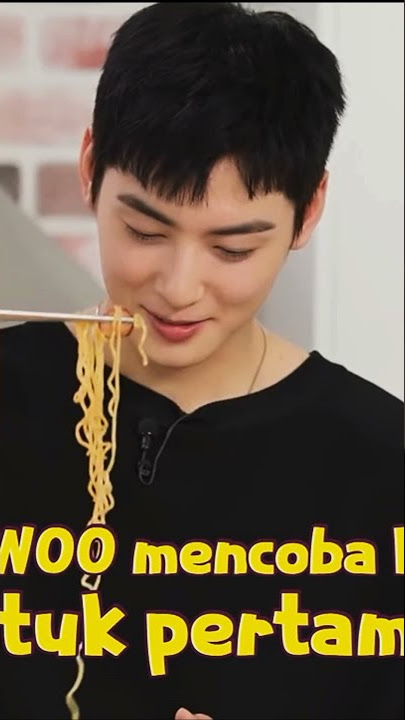 Cha Eun Woo tasted mie goreng (Indonesian fried noodle). #chaeunwoo #astro #mantul_house #tokopedia