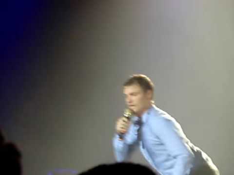 Nick Carter shaking his booty