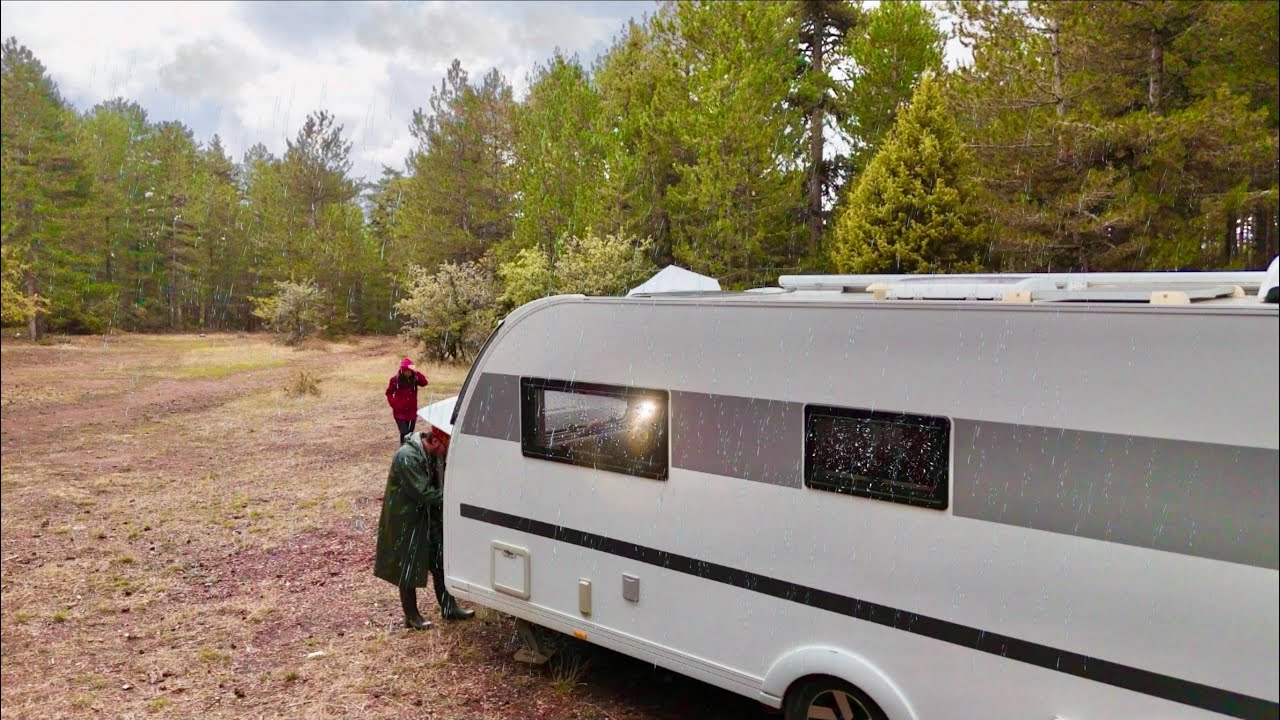 КЕМПИНГ ПОД СИЛЬНЫМ ДОЖДЕМ В ДОМИКЕ-КАРАВАНЕ С ПЛИТКОЙ