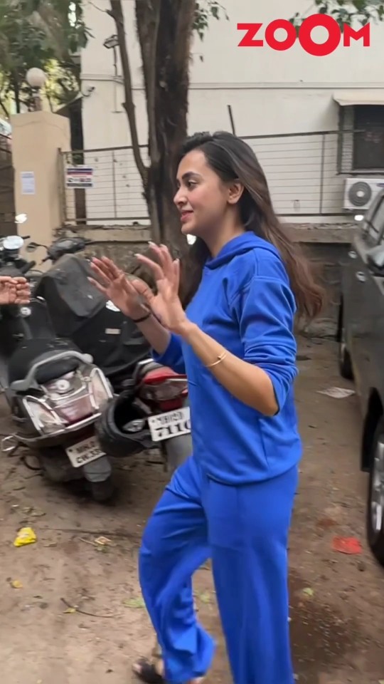 Tejasswi Prakash tells paps to calm down before posing for them #shorts #tejaswiprakash #spotted