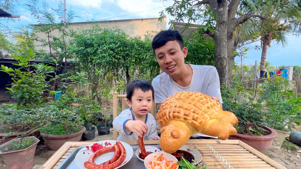 HÔM NAY HUY THẢ VỊT XUỐNG AO VÀ CÙNG DI DI ĂN BÁNH MỲ CON RÙA KHỔNG LỒ | Xóm Dừa