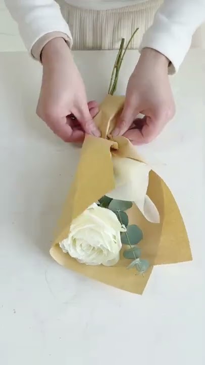 How I decorate roses with glitter. 