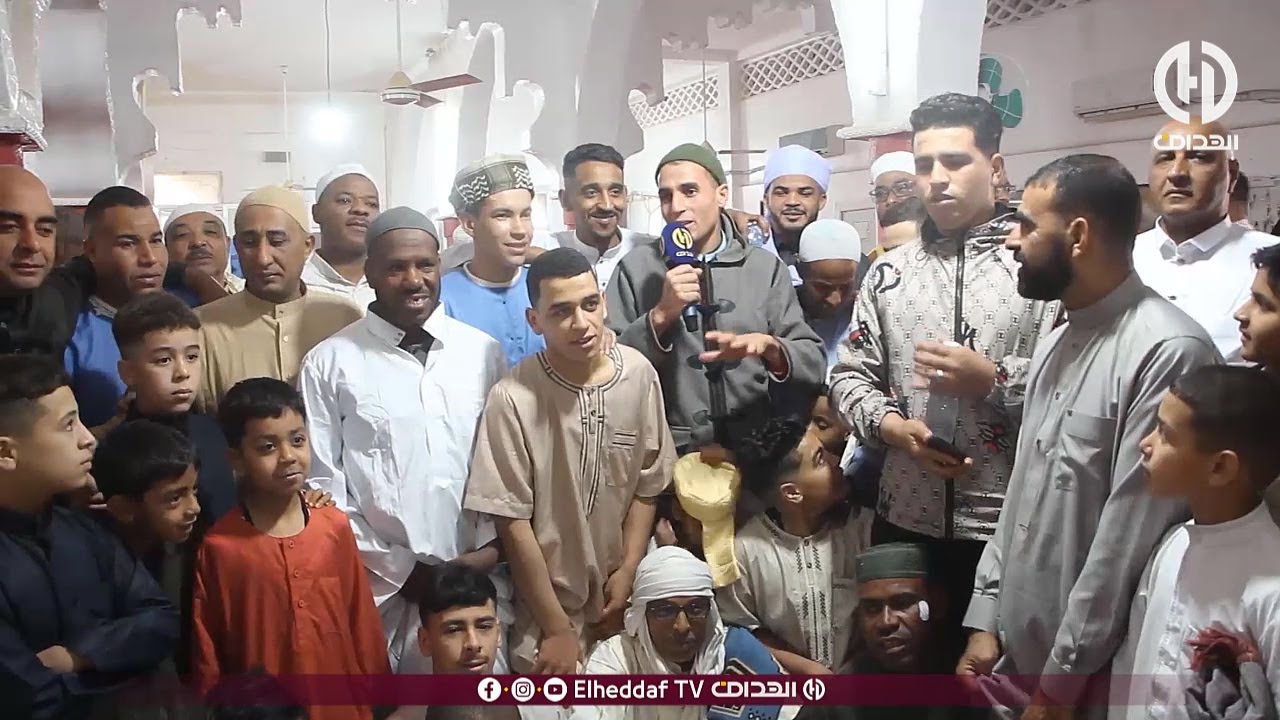 شاهد.. صلاة العيد وتبريكات الجزائريين في مدينة 