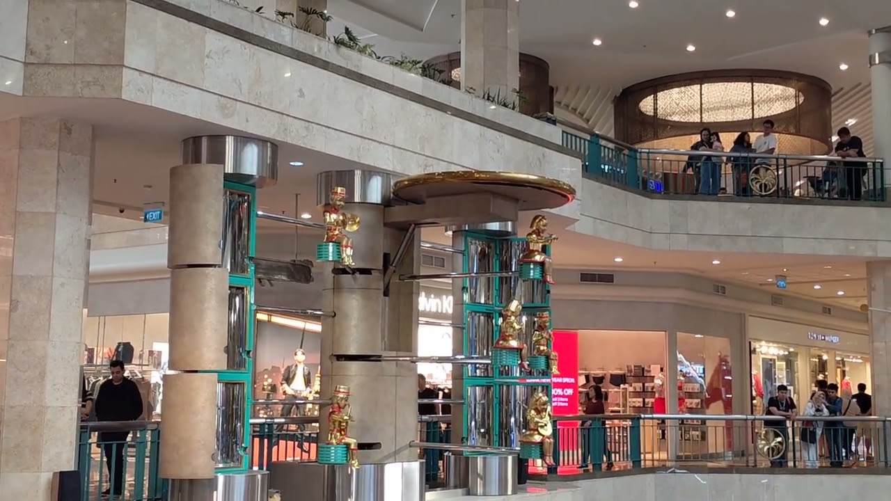 Plaza Senayan clock jam 2 hr minggu tanggal 15 Februari 2026.