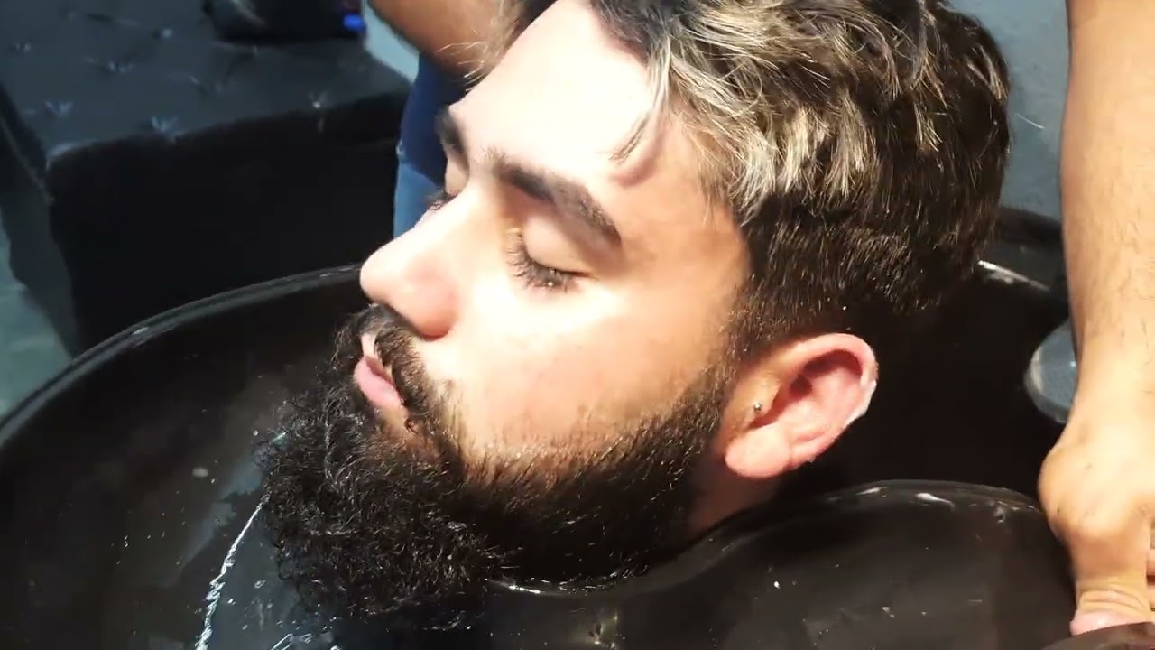 como lavar a barba do cliente na barbearia