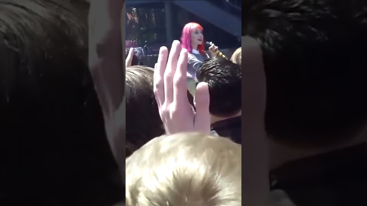 Guarda Hayley reveals the first vinyl she bought at Grimey's: Thursday - Full Collapse 2001 su YouTube Guarda Hayley reveals the first vinyl she bought at Grimey's: Thursday - Full Collapse 2001 su YouTube