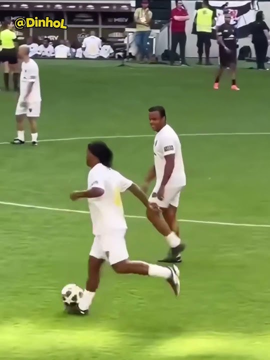 Even Ronaldinho is retired, he still dance!! #ronaldino