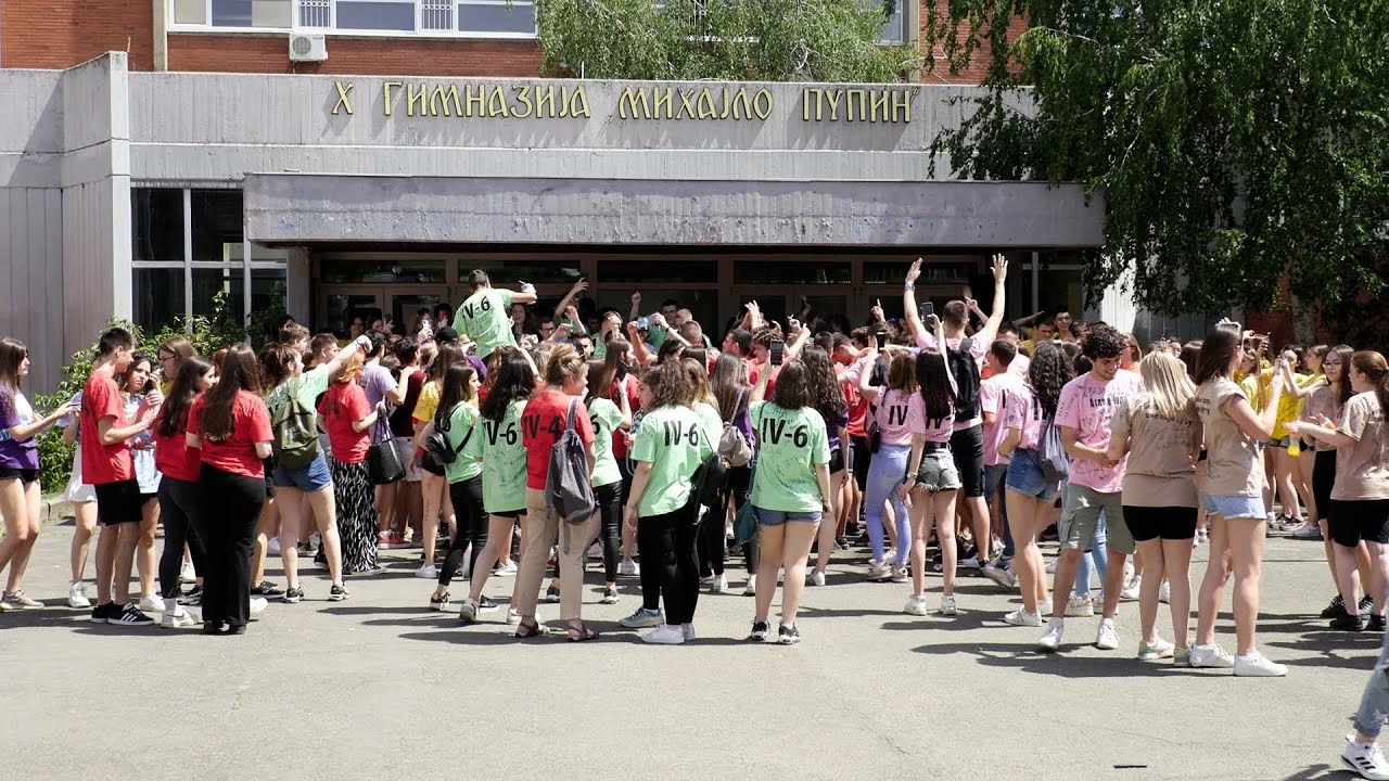 Maturanti 10. Beogradske gimnazije u transu za kraj školske godine: Muzika, pivo i dim